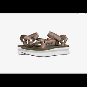 Teva flatform universal mesh print
